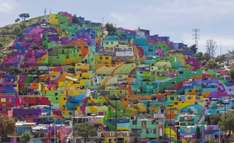  Barrio Palmitas en Pachuca se convierte en arcoíris comunitario