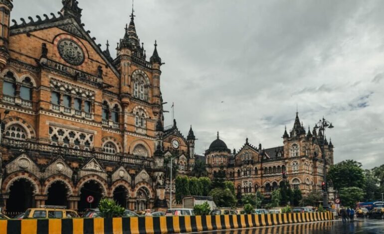  El Templo del Agua” transforma estación de trenes de Mumbai
