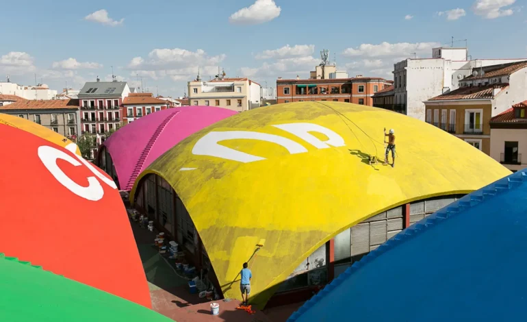  Boa Mistura viste mercadillo La Cebada con grandes colores y versos